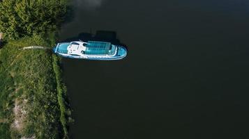 barcos en el muelle en la vista aérea del lago foto