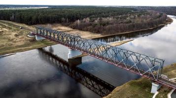 puente ferroviario sobre el río fotografía aérea con un dron foto