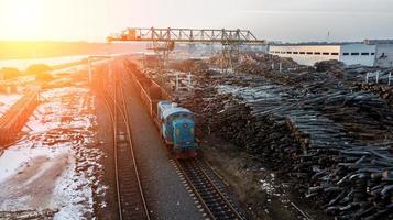 el tren viaja sobre los rieles en una fábrica de carpintería foto