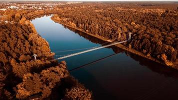 puente colgante sobre el río foto