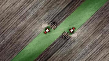 vista superior aérea de un tractor, cosechadora arando tierras agrícolas en primavera foto