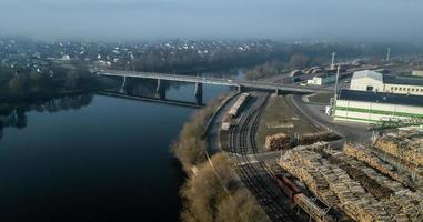 puente sobre el río, vista de la fábrica y la ciudad desde el quadcopter foto