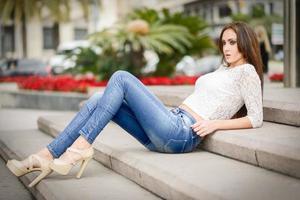 mujer joven, vestida con ropa casual, con cabello largo foto