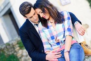 alegre pareja joven en una calle de la ciudad foto