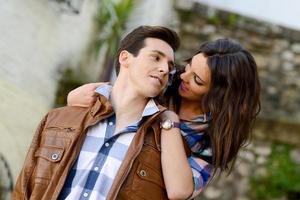 alegre pareja joven en una calle de la ciudad foto