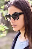 mujer joven con gafas de sol foto