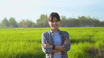 joven agricultora inteligente sonríe en el campo, innovaciones de alta tecnología y agricultura inteligente video