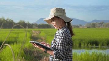 jeune agricultrice intelligente avec tablette sur le terrain, innovations de haute technologie et agriculture intelligente video