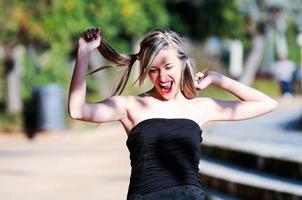 chica hermosa y de moda con coletas gritando y bailando foto