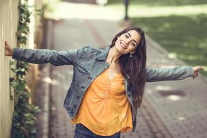 mujer con cabello bonito usando ropa casual en un ambiente urbano. foto