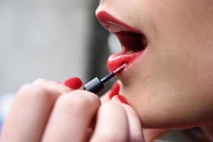 boca de mujer atractiva con maquillaje de labios rojos de moda foto