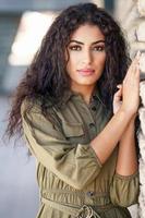 joven mujer árabe con el pelo rizado al aire libre