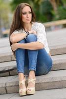 mujer joven, vestida con ropa casual, con cabello largo foto