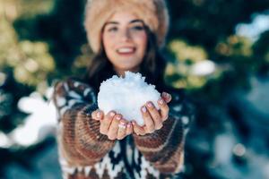 mujer joven disfrutando de las montañas nevadas en invierno foto