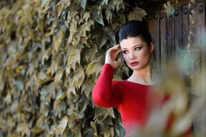 joven y bella mujer japonesa con vestido rojo foto