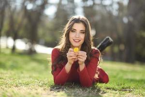 mujer descansa en el parque con dientes de león foto