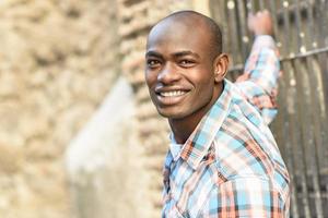 hombre negro con ropa casual en fondo urbano foto