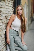 chica rubia con ropa informal en la calle. foto