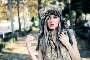 retrato de una chica hermosa con el sombrero de invierno puesto foto