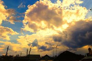 la hermosa vista del sol brillando detrás de las nubes foto