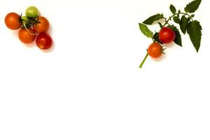 Tomates cherry frescos maduros en aislado sobre fondo blanco. foto
