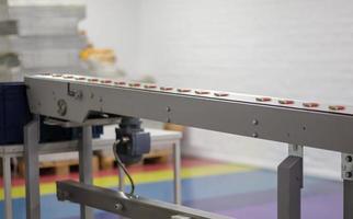 fábrica para la producción de dulces y chocolate. línea automática para la producción de chocolate en una fábrica industrial. cinta transportadora con dulces. proceso de elaboración de dulces. industria de alimentos. foto