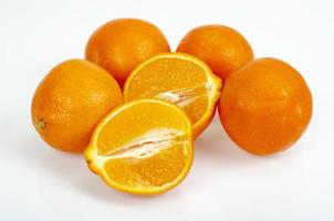 grandes mandarinas dulces maduras aisladas sobre fondo blanco. foto de estudio