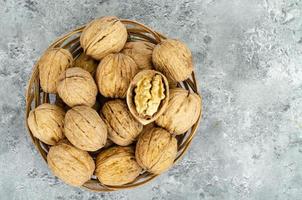 sabrosas nueces sin pelar, fondo, textura. foto de estudio