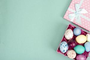 huevos multicolores en caja de regalo abierta. concepto de las felices vacaciones de Pascua, plantilla de tarjeta de felicitación. foto de estudio