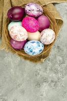 huevos de pascua de colores brillantes en bandeja, fondo de vacaciones. foto de estudio