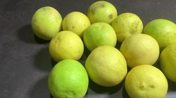 rijpe gele citroenen eten, gezond eten en vegetarisch concept - close-up van citrusvruchten op tafel. video