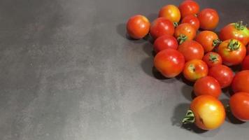 um monte de tomates frescos. video