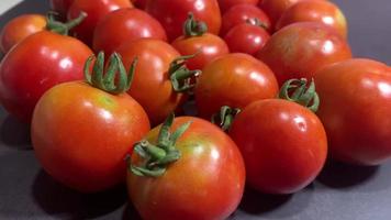 um monte de tomates frescos. video