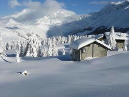 paisaje encantado después de fuertes nevadas foto