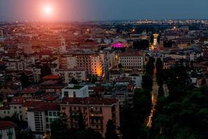 ciudad de bérgamo iluminada por la noche foto