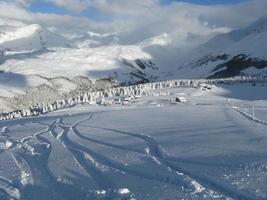 paisaje encantado después de fuertes nevadas foto