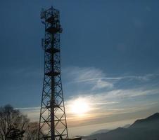 torres con repetidores de telecomunicaciones foto