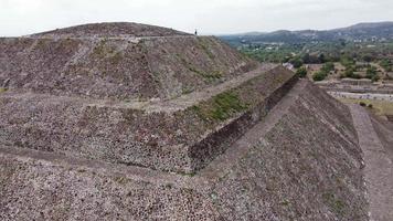 panorama van de piramide van de zon. teotihuacan. Mexico. uitzicht vanaf de piramide van de maan. bekijk drone top video