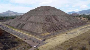panorama da pirâmide do sol. teotihuacan. México. vista da pirâmide da lua. ver o topo do drone video
