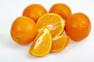 grandes mandarinas dulces maduras aisladas sobre fondo blanco. foto de estudio