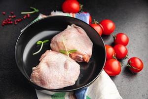 muslo de pollo aves de corral carne cruda porción fresca comida saludable comida ceto o dieta paleo foto