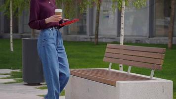 Geschäftsfrau macht eine Pause von der Arbeit und sitzt auf einer Bank video