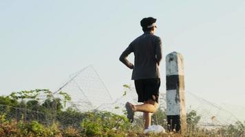 friska tonårspojkar springer på gatan för att träna. ung manlig idrottare joggar utomhus. hälsosam livsstil koncept