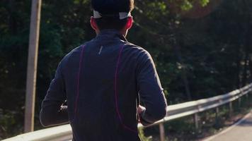 Gesunde Teenager, die auf der Straße laufen, um sich zu bewegen. junger männlicher athlet, der draußen joggt. gesundes lebensstilkonzept video