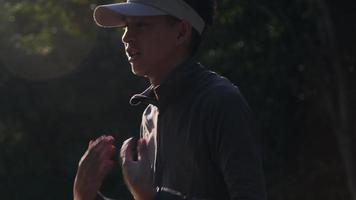 los adolescentes sanos se calientan antes de correr. un joven atleta masculino que se estira en el parque antes de trotar. concepto de estilo de vida saludable video