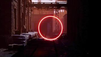 moldura de logotipo de círculo de luz vermelha brilhante em frente à antiga fábrica