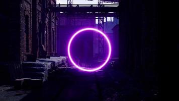 gloeiend paars licht cirkel logo frame op de oude gebouwen video