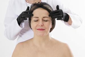 Cirugía plástica de mujer de mediana edad - antes del procedimiento aislado en fondo blanco, concepto de inyección de botox, concepto de belleza foto