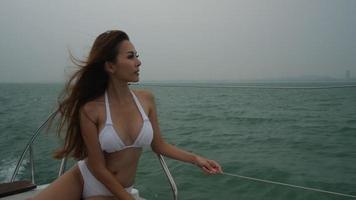 belle femme en bikini blanc, fille heureuse insouciante gratuite sur un voilier, prise de vue au ralenti en 4k video