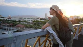unga asiatiska människor man och kvinna och resor i bangkok thailand video